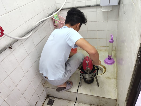 沙湾管道堵塞冒臭气 专业师傅现场解决问题