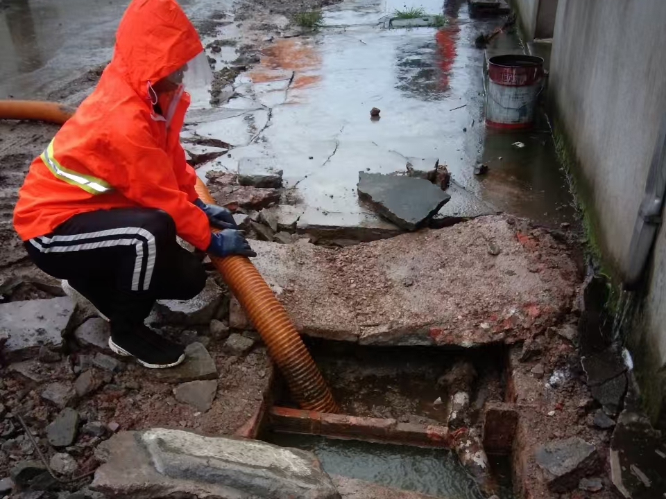 沙湾专业清理污水池 炜誉市政以规范流程守护城市 “肠道”